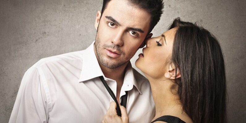 一个女孩引诱一个男人来增加效力